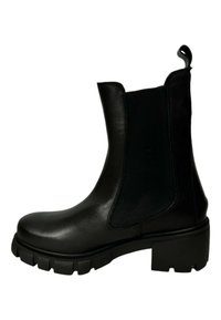 Botín negro de cuero hasta el tobillo con paneles laterales elásticos, puntera redonda y suela de goma gruesa. Cuenta con una tira en la parte posterior para ponerlo y quitarlo fácilmente.