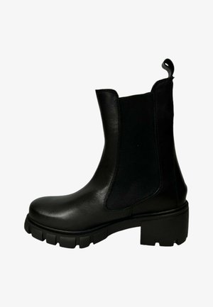 Botín negro de cuero hasta el tobillo con paneles laterales elásticos, puntera redonda y suela de goma gruesa. Cuenta con una tira en la parte posterior para ponerlo y quitarlo fácilmente.