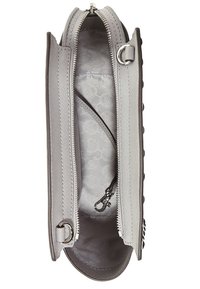 Bolso de piel gris con cierre de cremallera en la parte superior, anillas metálicas y un interior de tela con patrón que incluye una pequeña correa con un clip de metal.