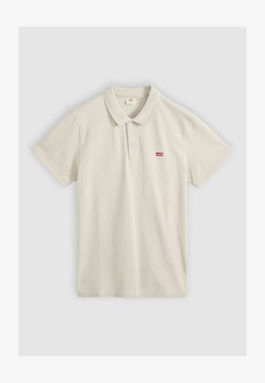 Beiges kurzärmeliges Polohemd mit Kragen und drei Knöpfen, mit kleinem rotem Levi's-Logo auf der linken Brust.