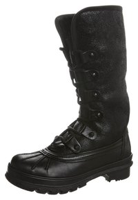 Černá kotníková bota s texturovaným povrchem, šněrováním vpředu, kulatou špičkou a gumovou podrážkou se vzorkem pro lepší přilnavost.