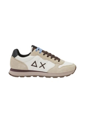 Sneaker beige e bianca con suola marrone, lacci marrone scuro e azzurri chiaro e logo nero a forma di triangolo e croce sul lato.