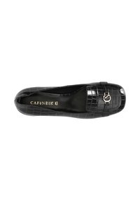 Zapato plano de cuero negro con textura de cocodrilo, punta cuadrada y adornos decorativos en tono dorado en la parte delantera. Nombre de la marca "Café Noir" visible en el interior.