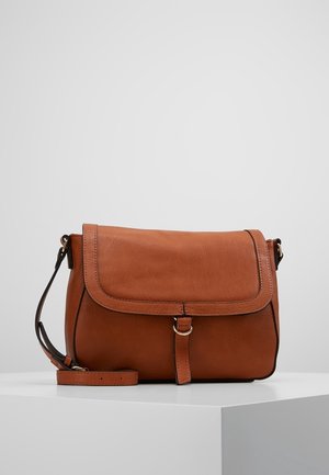 Sac bandoulière en cuir marron avec fermeture à rabat, sangle réglable et détail d'anneau en métal à l'avant, présenté sur une plateforme blanche.