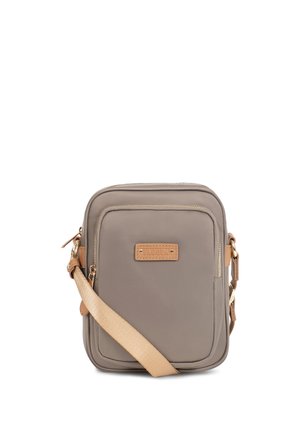 Petit sac bandoulière taupe compact avec poche avant zippée, sangle réglable couleur cuir clair et patch de marque en cuir rectangulaire sur le panneau avant.