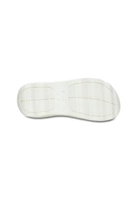 Semelle en caoutchouc blanc avec motif antidérapant texturé et léger soutien de la voûte plantaire, vue du dessous de la semelle de chaussures décontractées.