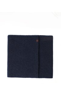 Tumši zils adīts sega ar strukturētu virsmu, kurā ir brūnas ādas akcents pie šuves un vienkāršs, tīrs dizains.