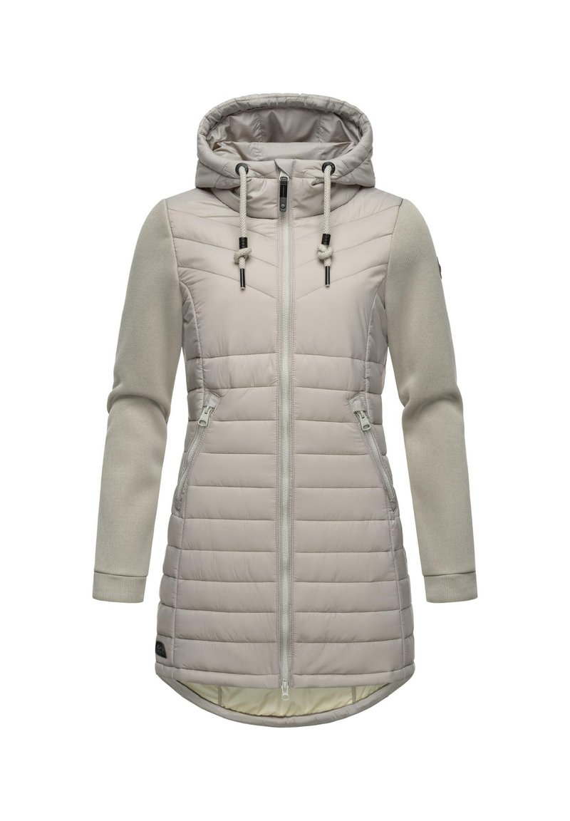 Manteau beige rembourré avec une capuche, fermeture éclair sur le devant et deux poches latérales. Présente des manches en tissu doux et un ourlet arrière plus long. Design texturé.