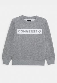 Felpa grigia realizzata in morbido tessuto, con un pannello rettangolare bianco su cui è stampato "CONVERSE" insieme a un logo a stella. Polsini e fondo a coste.