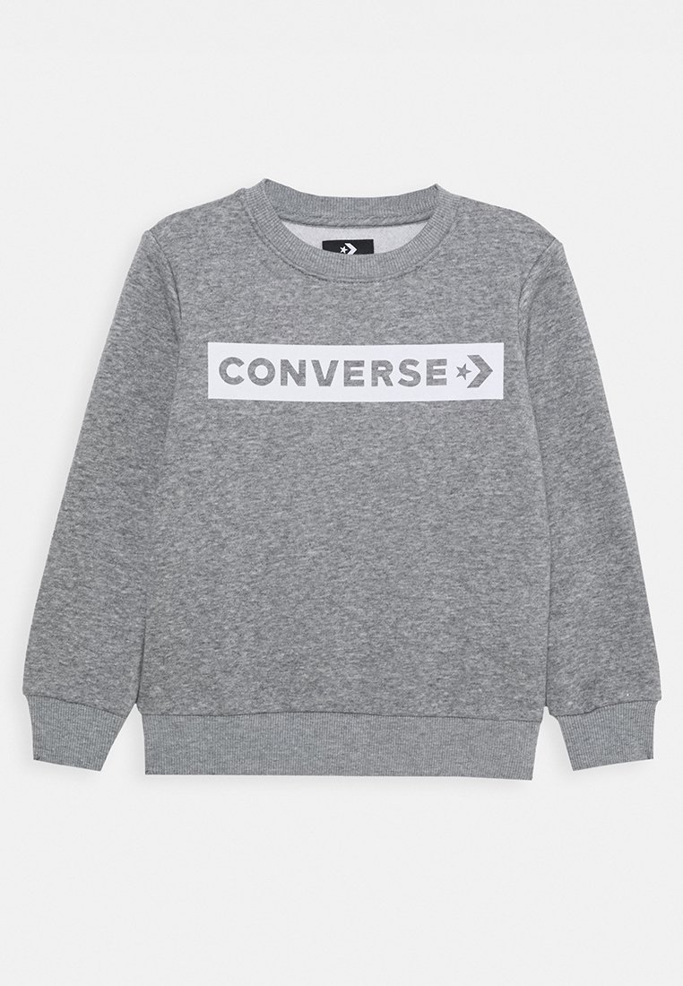 Felpa grigia realizzata in morbido tessuto, con un pannello rettangolare bianco su cui è stampato "CONVERSE" insieme a un logo a stella. Polsini e fondo a coste.