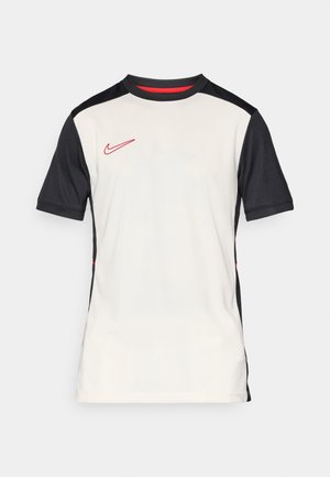 Kortermet Nike-trøye, med hvit kropp og svarte ermer samt røde detaljer, laget av lett stoff med rund hals.