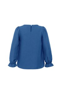 Sinine pluus pika puff-sleeve'idega, tekstureeritud kangas, võtmeaugu detail taga ja gathered cuffs. Lihtne, vabalt langetatud disain.