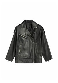 Czarna skórzana kurtka motocyklowa z wyciętym kołnierzem, wieloma zamkami błyskawicznymi oraz luźnym krojem z pagonami na ramionach i kieszenią z przodu.