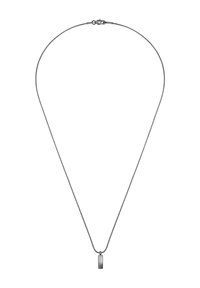Collier en métal argenté avec un pendentif rectangulaire lisse. Présente une chaîne fine et un fermoir sécurisé, mettant en avant un design minimaliste.
