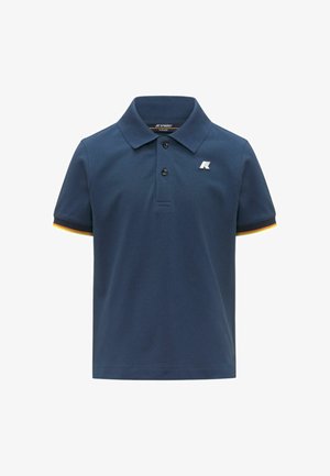 Tmavomodré polo tričko s krátkym rukávom, dvoma gombíkmi, malým bielym logom "K" na hrudi a oranžovým lemom na okrajoch rukávov.
