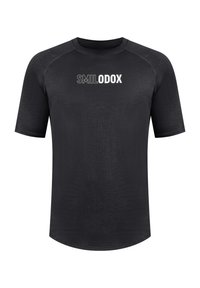 Černé atletické tričko s krátkým rukávem vyrobené z texturované tkaniny, s kulatým výstřihem a bílým logem "SMILODOX" přes hruď.