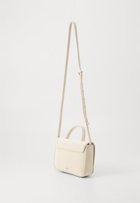 Bežs crossbody somiņa ar strukturētu dizainu, aprīkota ar augšējo rokturi, garu regulējamu siksnu un gludu, spīdīgu tekstūru.