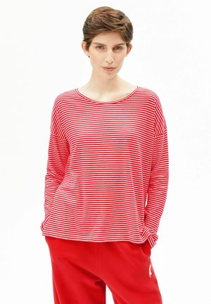 Top met lange mouwen met rode en witte horizontale strepen, ronde halslijn, losse pasvorm, gecombineerd met rode broek met een klein wit logo.