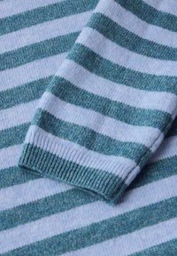 Gestreifter Pullover mit abwechselnden hellblauen und türkisgrünen Streifen, gestrickter Textur und gerippten Bündchen.