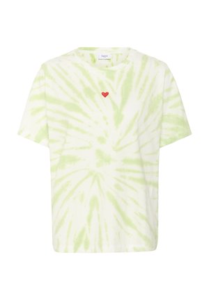 T-shirt bianco con motivo tie-dye verde, con un piccolo ricamo a forma di cuore rosso sul petto. Collo rotondo e maniche corte.