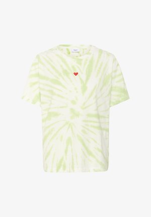 T-shirt bianco con motivo tie-dye verde, con un piccolo ricamo a forma di cuore rosso sul petto. Collo rotondo e maniche corte.