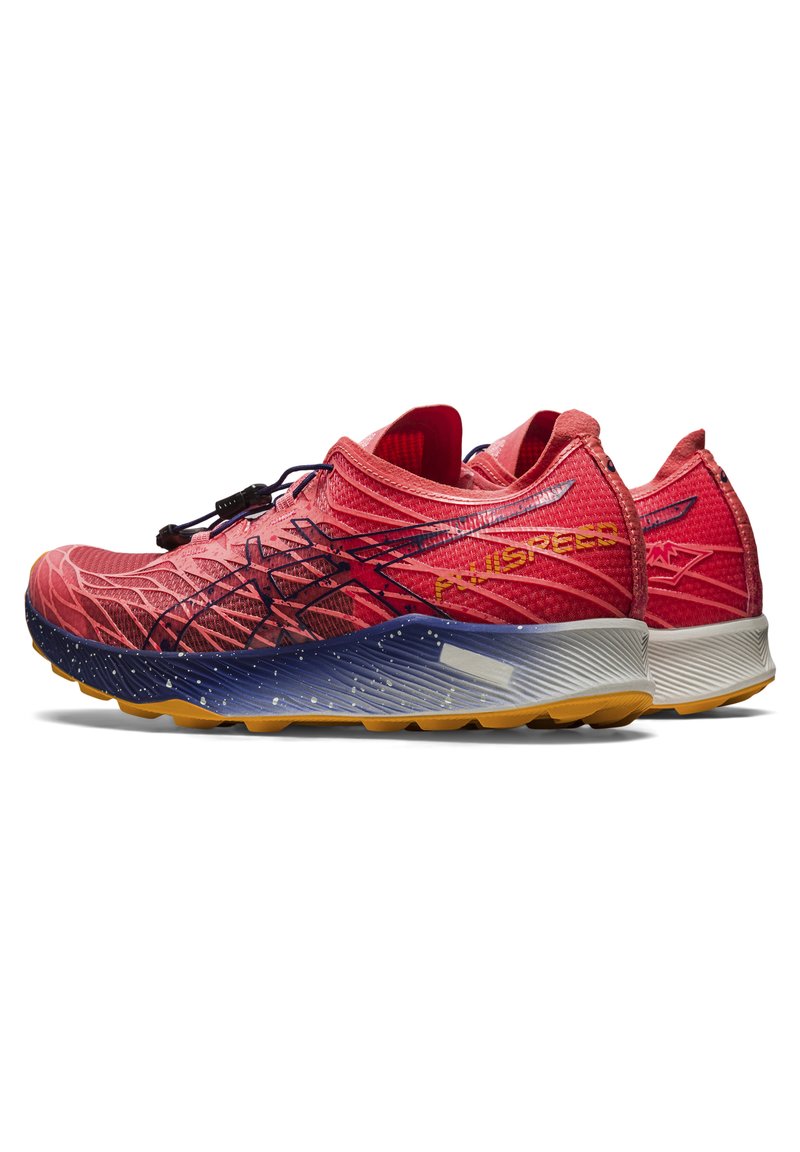 Des chaussures de course légères avec un dessus en maille rouge, présentant un design sans lacets, des accents noirs et une semelle dégradée bleue avec des détails jaunes.