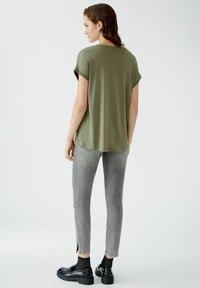 Oui AYANO - T-Shirt basic - dusty olive