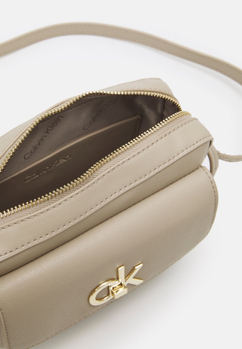 Damen Handtaschen | Calvin Klein LOCK CAMERA BAG FLAP Umhängetasche taupe/nude - LL18053 Damen Handtaschen | Calvin Klein LOCK CAMERA BAG FLAP Umhängetasche taupe/nude - LL18053