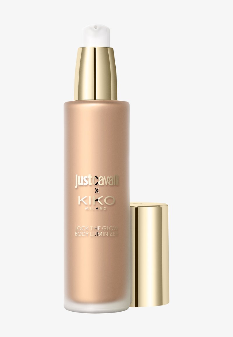 Pumpeflaske med Just Cavalli x KIKO Milano Lock the Glow Body Luminizer med gullokk ved siden av på hvit bakgrunn.