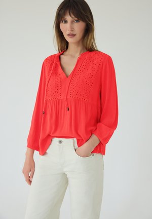 Street One Studio TUNIKA MIT SPLIT NECK UND EMBROIDERY - Camicetta - chili red