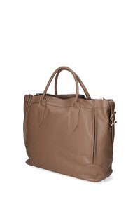 Borsa a mano in pelle marrone con texture morbida, doppi manici, chiusura con zip e forma strutturata. Accentuata da hardware in tonalità dorata e delicate cuciture.