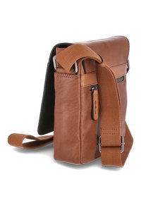 Borsa a tracolla in pelle marrone di forma rettangolare, con tracolla in tessuto regolabile, accessori in metallo e una tasca frontale con zip.