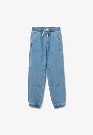 Pantalones jogger de mezclilla azul claro con cintura elástica, cordón de ajuste y múltiples bolsillos frontales. Dobladillos acampanados y diseño de corte relajado.