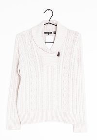 Maglione lavorato a maglia beige chiaro con colletto a scialle, caratterizzato da motivi a treccia, polsini e orlo a costine, e un piccolo dettaglio decorativo con bottone.