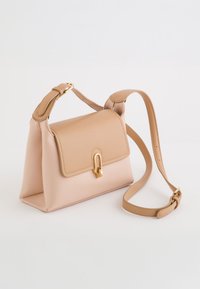 Beige kožená kabelka se strukturovaným tvarem, detaily ze zlatého kovu a nastavitelným popruhem. Hladká textura a design s klopou.