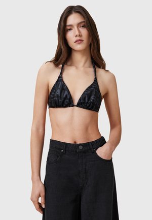 Zwarte triangle bikini top met een reliëf textuurpatroon. Lichtgewicht stof, halternek ontwerping, met gathered details onder de buste.
