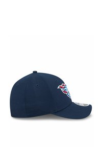 Marineblaues, eng geschnitttes Cap mit einem steifen Schirm, das ein gesticktes Logo in Blau, Rot und Weiß auf der Vorderseite und sechs Luftlöchern zur Belüftung aufweist.