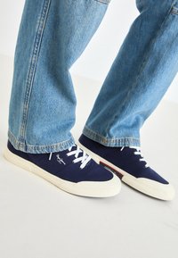 Seleccionado, navy