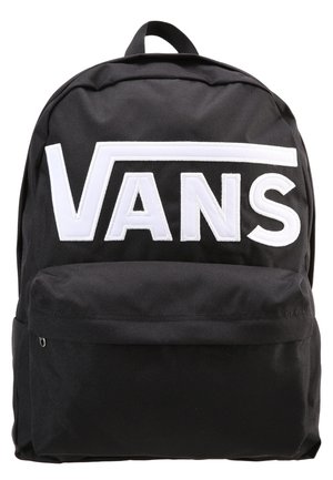 Czarny materiałowy plecak z dużym białym logo „VANS” z przodu oraz przednią kieszenią na zamek.