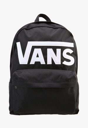 Czarny materiałowy plecak z dużym białym logo „VANS” z przodu oraz przednią kieszenią na zamek.