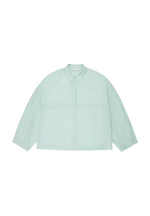 Hellblaues, langärmeliges, oversized Hemd-Jackett mit spitzem Kragen und verdeckten Knöpfen auf der Vorderseite, flach auf weißem Hintergrund liegend dargestellt.