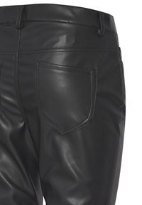 Pantaloni in ecopelle nera con una texture liscia, vita media e tasche posteriori con sottili dettagli di cucitura.