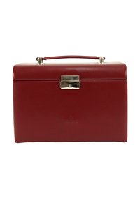 Boîte en cuir rouge avec un fermoir et une poignée en métal argenté, présentant une texture lisse et une forme rectangulaire. Logo en relief sur le devant.