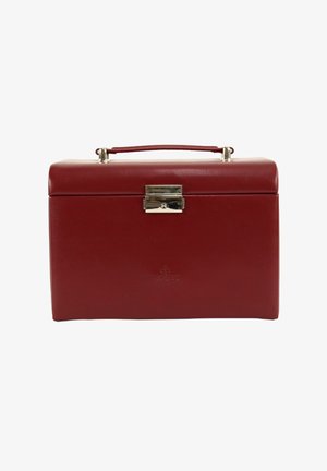 Boîte en cuir rouge avec un fermoir et une poignée en métal argenté, présentant une texture lisse et une forme rectangulaire. Logo en relief sur le devant.