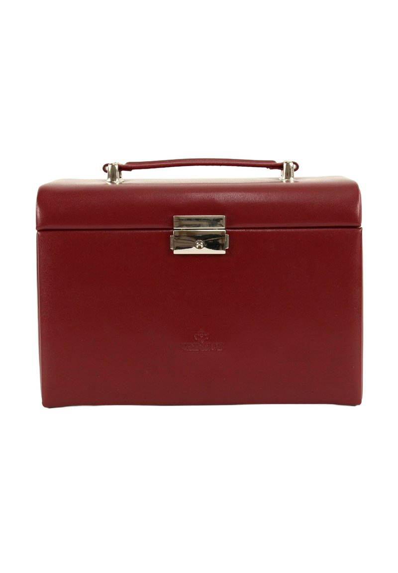 Boîte en cuir rouge avec un fermoir et une poignée en métal argenté, présentant une texture lisse et une forme rectangulaire. Logo en relief sur le devant.