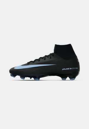 Sorte fodboldstøvler med høj ankelkrave, blå accenter, struktureret overdel og klare stød på sålen for bedre greb. Har "AIR ZOOM" branding.
