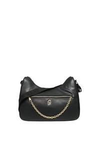 Bolso de hombro de cuero negro con cremallera dorada, un acento de cadena dorada y una amplia correa de tela ajustable con marca en relieve.
