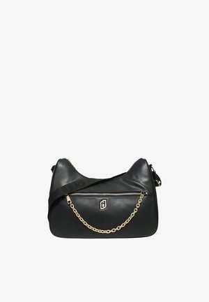 Sac à épaule en cuir noir avec fermeture éclair dorée, accent chaîne dorée et large bandoulière en tissu réglable avec logo en relief.