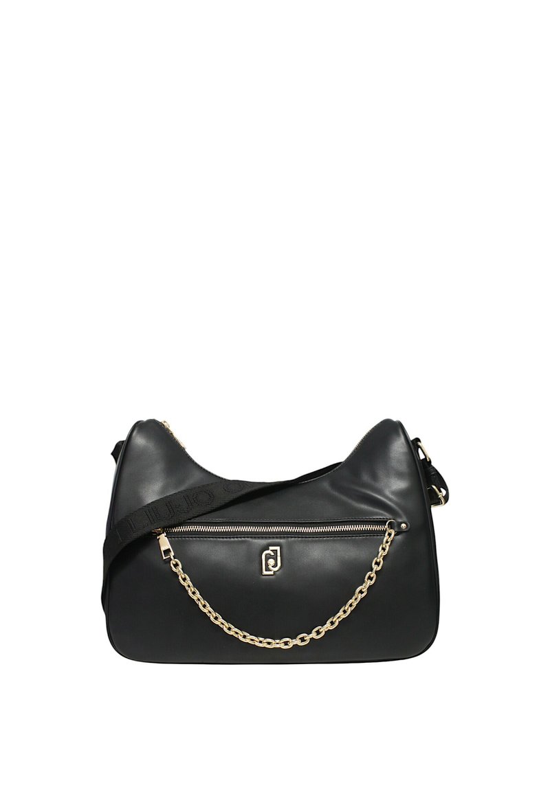 Bolso de hombro de cuero negro con cremallera dorada, un acento de cadena dorada y una amplia correa de tela ajustable con marca en relieve.