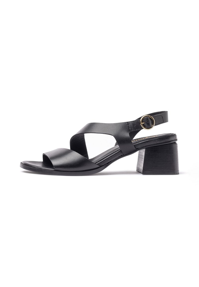 Sandal de cuero negro con un diseño de tiras cruzadas, punta abierta y un tacón cuadrado. Cuenta con una correa ajustable en el tobillo con una hebilla circular.